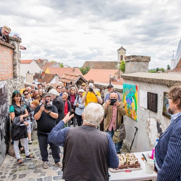 Pope Francis receives a print by Lajos Vajda from the Ferenczy Museum Center