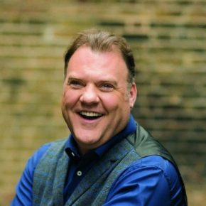 Bass-baritone Bryn Terfel comes to his Budapest concert with a rugby shirt and some honey